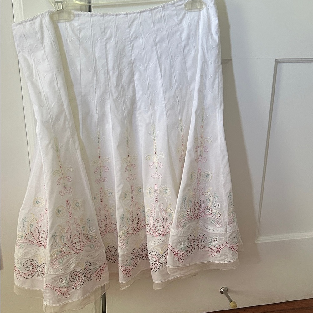 Beautiful Elie Tahari embroidered flowy skirt. Lined. 
Side zipper